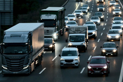 Denetimler Sıkılaştırılacak
Ulaştırma ve Altyapı Bakanlığı ile Emniyet Genel Müdürlüğü ekipleri, özellikle şehirler arası taşımacılık yapan otobüs ve kamyonlarda yoğun denetim gerçekleştirecek. Denetimler otoyollar, terminaller ve geçiş noktalarında artırılacak.
Yetkililer, “Amacımız ceza kesmek değil, can güvenliğini sağlamak” diyerek sürücüleri önlem almaya çağırıyor.
