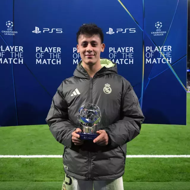 Arda Güler’den Şampiyonlar Ligi’nde Şov
UEFA Şampiyonlar Ligi’nin üçüncü haftasında Santiago Bernabéu’da oynanan dev mücadelede Real Madrid, Juventus’u 1-0 mağlup etti. Maçta Jude Bellingham’ın golüyle galibiyete uzanan eflatun-beyazlılar, sahada Arda Güler’in göz kamaştıran futboluyla da mest oldu.
Maça ilk 11’de başlayan milli futbolcu, 74 dakika sahada kaldığı sürede adeta oyunun her anında farkını hissettirdi.