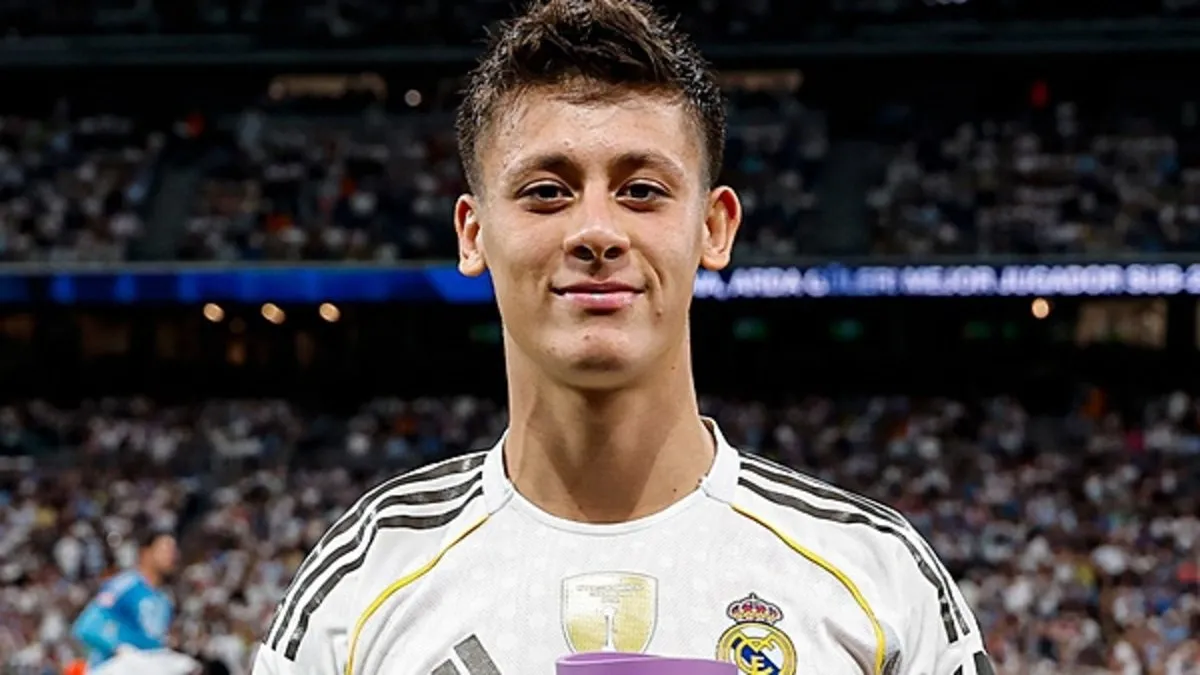 Maçın Oyuncusu: Arda Güler
UEFA yetkilileri, karşılaşma sonrası Arda Güler’i “Maçın Oyuncusu” seçti. Ödülün kendisine verileceğini öğrenen genç yıldızın şaşkınlık ve mutluluk dolu tepkisi, maçın ardından sosyal medyanın en çok paylaşılan görüntülerinden biri haline geldi.
Şampiyonlar Ligi’nin resmi hesabı da bu anı paylaşarak,
“Arda Güler’in şaşkın ama tamamen hak edilmiş anı!”
notunu düştü.
Kısa sürede yüz binlerce beğeni alan paylaşım, Arda’yı Avrupa gündeminin zirvesine taşıdı.