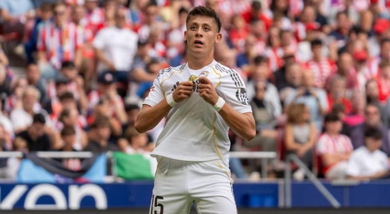 .
🇹🇷 Avrupa’da Gururumuz
Bu performansla Arda Güler, Şampiyonlar Ligi tarihinde maçın oyuncusu seçilen en genç Türk futbolculardan biri olmayı başardı. Real Madrid taraftarları genç yıldıza övgü yağdırırken, Türk futbolseverler de sosyal medyada “Gururumuz Arda Güler” etiketini gündeme taşıdı.
Real Madrid teknik direktörü Carlo Ancelotti’nin de Arda’nın performansından büyük memnuniyet duyduğu, genç futbolcuya önümüzdeki maçlarda daha fazla süre vermeyi planladığı iddia edildi.