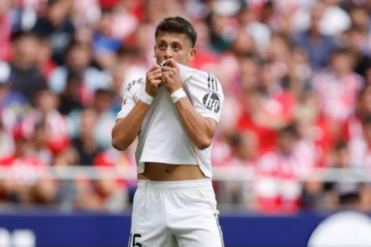 Dünya Basını Arda’yı Manşet Yaptı
İspanyol basını “Yeni bir yıldız doğuyor” başlıklarını atarken, İngiliz gazeteleri Arda’yı “Bernabéu’nun büyücü çocuğu” olarak niteledi. İtalyan spor siteleri ise “Juventus savunmasını tek başına çözdü” yorumunu yaptı.
Arda Güler’in bu çıkışı, Türk futbolunun Avrupa’daki en parlak temsilcilerinden biri olarak kariyerinde yeni bir dönemin kapısını araladı.