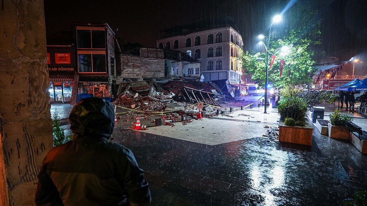 BAKAN YERLİKAYA SON DURUMU PAYLAŞTI
Bakan Yerlikaya, NSosyal hesabından yaptığı paylaşımda, şunları kaydetti:
"Kara yolu ile Sındırgı'ya gidiyoruz. 20 kilometre yolumuz kaldı. Allah'a şükürler olsun depremden etkilenen illerden an itibarıyla gelen can kaybı ihbarı bulunmamaktadır. Cami, spor salonu ve okullar barınma amacıyla vatandaşlarımıza açılmıştır. Balıkesir genelinde eğitim ve öğretime 1 gün süreyle ara verilmiştir. 112 Acil Çağrı Merkezlerine 25 yapı hasarı ihbarı olmak üzere toplam 504 ihbar alınmıştır. İhbarlar tek tek değerlendirilmektedir."