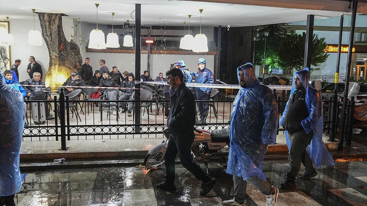 BELEDİYE BAŞKANINDAN AÇIKLAMA
Balıkesir Büyükşehir Belediye Başkanı Ahmet Akın, Sındırgı’da meydana gelen depremin ardından açıklamalarda bulundu. Akın, "Bir süre önce de bir deprem yaşamıştık. Yine bir depremde karşı karşıyayız. Vatandaşlarımız tedirgin. Yıkılan binalarımız var. Bana gelen bilgiye göre, 4 binamız yıkıldı. İçerisinde kimse yok. Yağmurda bir taraftan inanılmaz şekilde devam ediyor. Vatandaşlarımızı tesislerimizde misafir ediyoruz. AFAD ve valiliğimizle beraber koordinasyon içerisindeyiz. Böylelikle hızlı hareket edebiliyoruz. Vatandaşımızı yalnız bırakmıyoruz. Geceyi beraber geçireceğiz. Vatandaşlar evine gitmeden ben de evime gitmeyeceğim" dedi.