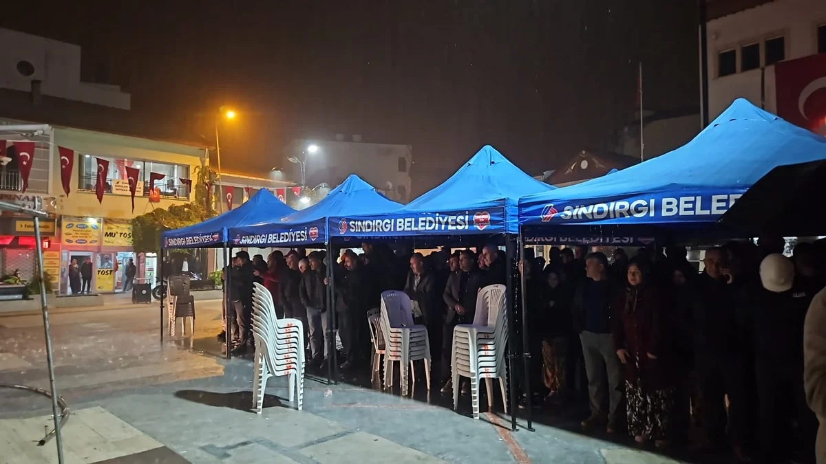 19 KİŞİ YARALANDI
Sağlık Bakanı Kemal Memişoğlu'nun açıklaması şöyle:
"Balıkesir’de meydana gelen ve çevre illerde de hissedilen depremde, doğrudan deprem kaynaklı bir yaralanma olmamıştır. 
Atlama ve düşme gibi ikincil sebeplerden kaynaklanan 19 yaralımızın 4’ü tedavilerinin tamamlanmasının ardından taburcu edilmiştir. Tüm yaralılarımızın genel sağlık durumları iyi olup, tedavileri hastanelerimizde devam etmektedir. Kendilerine acil şifalar diliyorum."