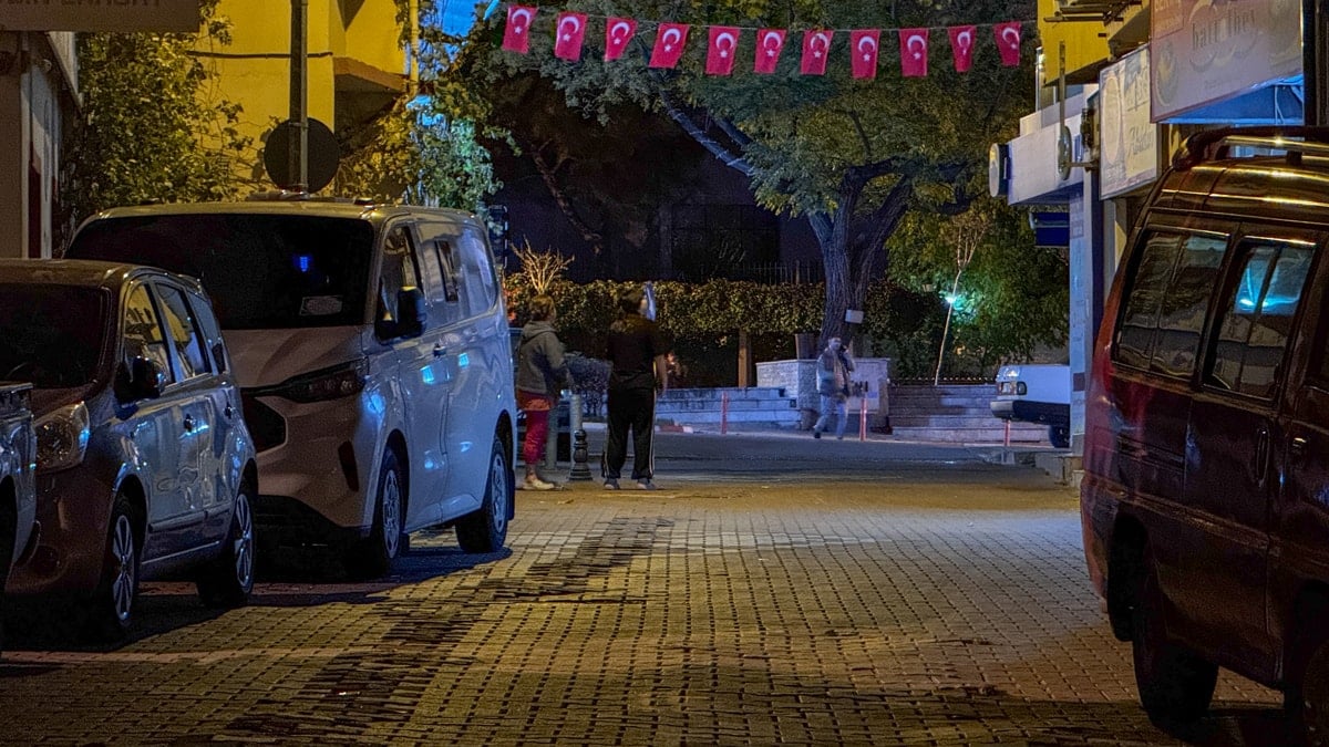 AFAD’IN ÇALIŞMALARI SÜRÜYOR
Afet Ve Acil Durum Yönetimi Başkanlığı (AFAD) Afet Yönetim Merkezi'nde Sındırgı'daki depremin ardından çalışmalar devam ediyor. Bölgeye giden ekiplerin ve yardım faaliyetlerinin takibi ile gelen ihbarlar inceleniyor. Ayrıca, İçişleri Bakanı Ali Yerlikaya ve AFAD Başkanı Ali Hamza Pehlivan’ın ise Balıkesir’in Sındırgı ilçesine hareket halinde olduğu belirtildi.