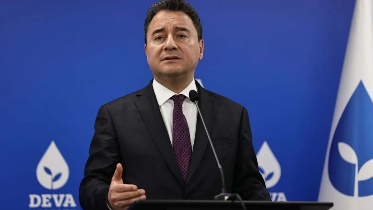Babacan’ın Siyasi Yolculuğu: AKP’den Ayrılıp Kendi Yolunu Çizdi
2002’den itibaren kurucu kadroda yer aldığı AK Parti’de yıllarca önemli görevler üstlenen Ali Babacan, dışişleri ve ekonomi bakanlığı ile başbakan yardımcılığı gibi kritik koltuklarda bulundu. Ancak partinin politikalarıyla yaşadığı fikir ayrılıkları nedeniyle 8 Temmuz 2019’da AKP’den istifa etti.
Ardından 9 Mart 2020’de kurduğu DEVA Partisi ile siyasete yeni bir yön vermeyi hedefleyen Babacan, parlamentoda temsil şansı bulamasa da Türkiye siyasetinde önemli bir alternatif olarak yer aldı.