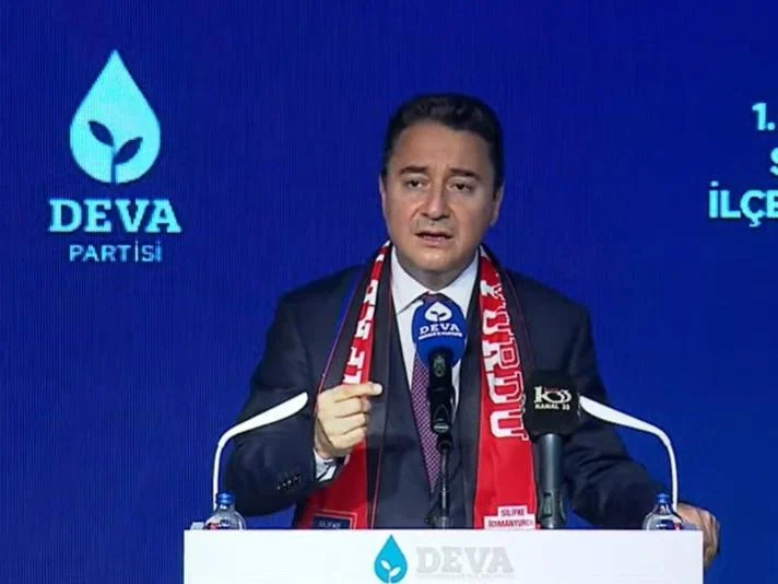 Erdoğan ile Eski Yol Arkadaşları Aynı Karede
Siyaset kulislerinde yeniden yakınlaşma sinyali olarak yorumlanan dikkat çekici bir gelişme de 1 Ekim’de TBMM’nin yeni yasama yılı açılış resepsiyonunda yaşandı. Babacan ve eski başbakan Ahmet Davutoğlu, uzun süre sonra Cumhurbaşkanı Recep Tayyip Erdoğan ile aynı karede yer aldı.
Erdoğan, bu fotoğraf için,
“O kare gerçek Türkiye fotoğrafıdır. Birileri ülkeyi kamplara bölünmüş göstermek istiyor ama hakikat birlik ve beraberliktir. O tablonun parçası olamayanlar kendilerini sorgulamalı,”
ifadelerini kullanarak mesaj dolu açıklamalar yaptı.