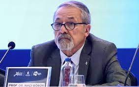 Naci Görür: “Saimbeyli Fayı Hâlâ Stres Altında”
Yer bilimci Prof. Dr. Naci Görür, depremin ardından sosyal medya hesabından yaptığı açıklamada dikkat çeken uyarılarda bulundu. Görür, depremin sol yönlü yanal Saimbeyli Fay Zonu üzerinde meydana geldiğini belirterek, bölgenin halen enerji biriktirdiğini ifade etti.
“Akoluk-Feke/Adana’da 4 büyüklüğünde sığ bir deprem oldu. Bu deprem, Saimbeyli Fay Zonu içerisinde gelişti. Söz konusu zon, 6 Şubat 2023 depremlerinin ardından ciddi biçimde stresle yüklenmiş durumda. Bölgedeki hareketlilik dikkatle izlenmeli.”
Görür’ün açıklaması, bölgedeki sismik riskin hâlen yüksek olduğunu bir kez daha gündeme getirdi.