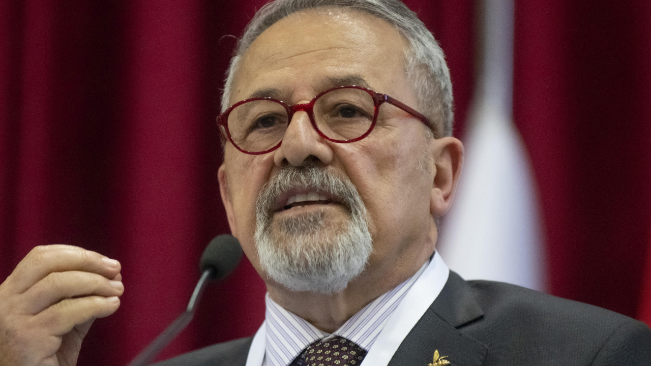 Uzmanlardan Yeni Deprem Uyarısı
Deprem uzmanları, Saimbeyli ve çevresindeki fay hatlarının aktif olduğuna dikkat çekerek, küçük ölçekli sarsıntıların bölgede enerji boşalmasının göstergesi olabileceğini, ancak daha büyük depremlerin de ihtimal dahilinde olduğunu ifade etti.
Uzmanlar ayrıca, bölgedeki yapı stoğunun eski olması nedeniyle vatandaşların özellikle hasarlı ve dayanıksız binalardan uzak durmaları gerektiğini vurguladı.