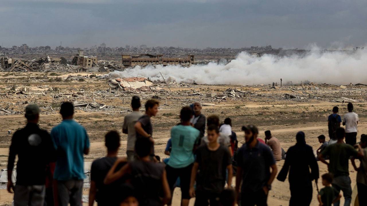 ATEŞKES 125 KEZ ATEŞKES İHLAL EDİLDİ
Reuters’in haberine göre, Gazze'deki hükümet, İsrail ordusunun Gazze'de sağlanan ateşkes ve esir takası anlaşmasını en az 125 kez ihlal ettiği saldırılarda onlarca Filistinlinin hayatını kaybettiği, yüzlercesinin yaralandığını bildirmişti.