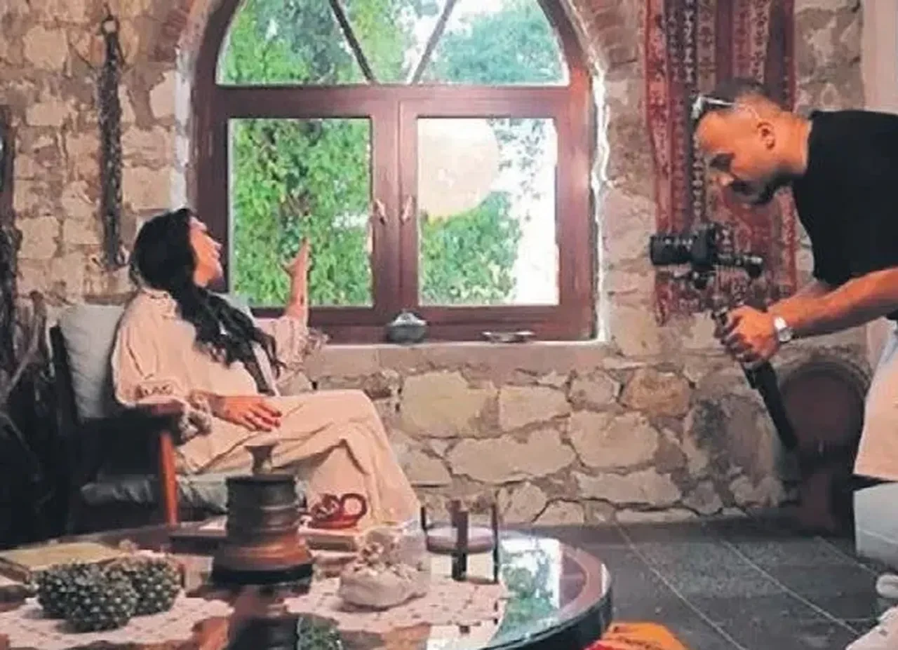 Sonbahar Renklerinde Bir Veda
14 Eylül’de Yalova’da gerçekleştirilen klip çekiminde Güllü’nün, saç ve makyaj hazırlıklarını büyük bir titizlikle yaptığı görülüyor. Kamera arkası görüntülerinde, saç tonuna ilişkin “Saç yapılmadı daha. Nasıl renk? Güzel değil mi? Tam sonbahar rengi.” ifadelerini kullandığı duyuluyor. Sanatçının klipte giyeceği kostüm ve takıları ise kendi elleriyle seçtiği, her detayın “Eylül Zamanı” temasına uygun olması için özen gösterdiği görülüyor.