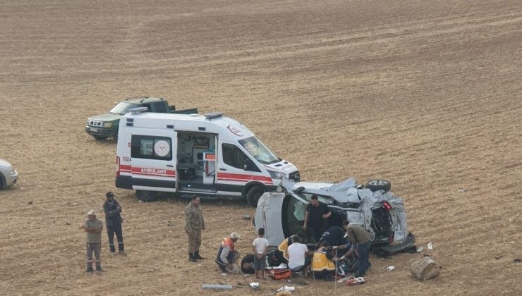 Diyarbakır’ın Çınar ilçesinde sabahın erken saatlerinde meydana gelen trafik kazası, bölgede büyük üzüntüye yol açtı. Kırsal Aşağıkonak Mahallesi yakınlarında seyir halinde olan bir otomobil, sürücüsünün direksiyon hakimiyetini kaybetmesi sonucu kontrolden çıkarak şarampole yuvarlandı. Kazada 62 yaşındaki Abdülkerim Kahraman olay yerinde hayatını kaybederken, araçta bulunan üç kişi ağır yaralandı.