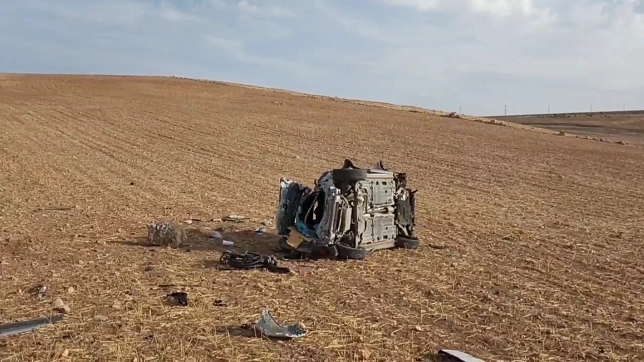 Kazanın ardından çevredeki vatandaşların ihbarı üzerine olay yerine çok sayıda sağlık ve jandarma ekibi sevk edildi. Ekipler, kısa sürede bölgeye ulaşarak yaralılara ilk müdahaleyi yaptı. Ağır yaralanan üç kişi, ambulanslarla Çınar ve çevre ilçelerdeki hastanelere kaldırıldı. Yaralıların sağlık durumlarının ciddiyetini koruduğu öğrenildi.
Hayatını kaybeden Abdülkerim Kahraman’ın cenazesi ise otopsi işlemleri için Çınar Devlet Hastanesi morguna götürüldü. Kazanın meydana geldiği noktanın virajlı ve dar bir yol olduğu, bu tür kazaların zaman zaman yaşandığı belirtildi.