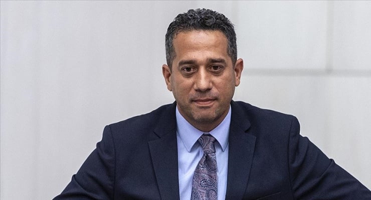 Ali Mahir Başarır’a yönelik olarak, Ankara Cumhuriyet Başsavcılığı tarafından “Recep Tayyip Erdoğan’a hakaret” suçlamasıyla resen soruşturma başlatıldığı bildirildi. Bu gelişme, muhalefet ve iktidar cephesinde tansiyonu yükselten yeni bir adım olarak görülüyor.