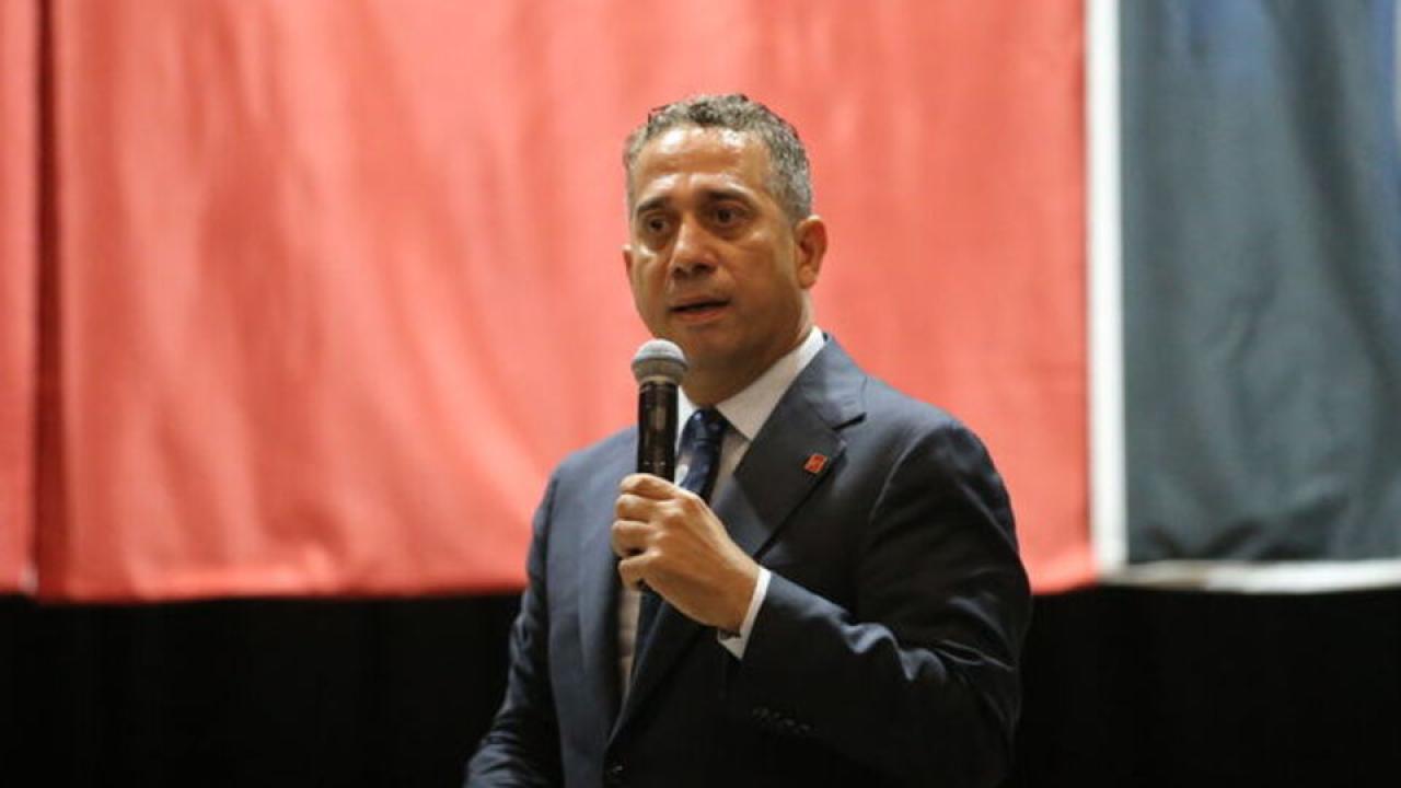 Soruşturmanın Detayları
Adalet Bakanı Yılmaz Tunç, sosyal medya platformunda yaptığı açıklamada, “Cumhuriyet Halk Partisi Grup Başkanvekili Ali Mahir Başarır’ın, Sayın Cumhurbaşkanımıza yönelik sarf ettiği sözlerle ilgili Ankara Cumhuriyet Başsavcılığınca ‘Cumhurbaşkanına hakaret’ suçundan resen soruşturma başlatılmıştır” ifadesini kullandı.