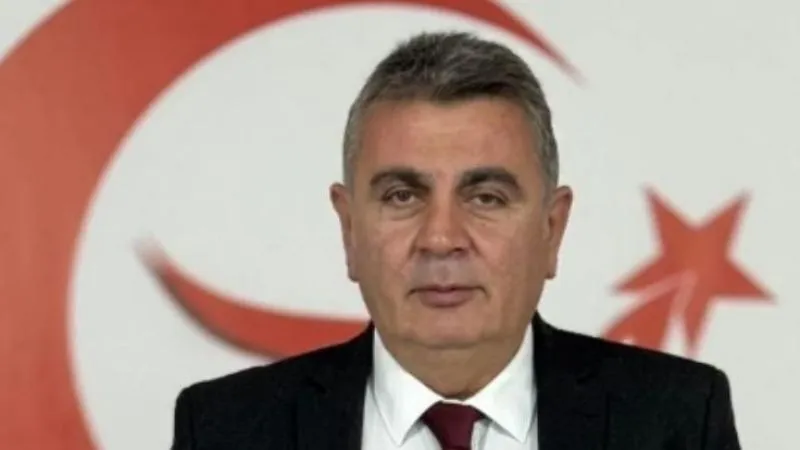 Polis Olay Yerinde İnceleme Yaptı
Saldırının ardından Muğla İl Emniyet Müdürlüğü ve Bodrum İlçe Emniyet Müdürlüğü ekipleri olay yerine gelerek detaylı inceleme yaptı. Kurşunların evin duvarlarına ve bahçe kapısına isabet ettiği belirlendi. Ekipler, saldırganın yakalanması için geniş çaplı soruşturma başlattı.
İkinci Saldırı: Daha Önce Bıçaklı Saldırıdan Kurtulmuştu
Bu, Cengizhan Sancar’ın ilk saldırı deneyimi değil. 14 Ocak 2025’te yine Bodrum’da bıçaklı saldırıya uğramıştı. O dönemde de bir kişiyi elektrik trafosuna zarar verirken uyardığı için saldırıya maruz kalmış, olayı yara almadan atlatmıştı.