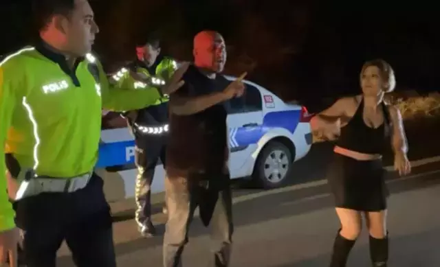 Validen Örnek Davranış: Soğukkanlı Polisler Ödüllendirildi
Tüm tehditlere ve saldırgan tavırlara rağmen görevini hukuka uygun ve soğukkanlı biçimde sürdüren polis ekipleri, Aksaray Valisi Mehmet Ali Kumbuzoğlu tarafından başarı belgesiyle ödüllendirildi. Vali Kumbuzoğlu, Emniyet Müdürü Bekir Demir ve ekibini makamında kabul ederek teşekkür etti.
Vali Kumbuzoğlu yaptığı konuşmada, polislerin sabır ve sağduyusunun örnek teşkil ettiğini vurguladı:
“Bu olayda kendilerine yöneltilen tehditlere ve çirkin ifadelere rağmen ekiplerimizin gösterdiği sabır takdire şayandır. Polislik çok zor bir meslektir. Hem kanunları uygulamak hem de saldırgan tutumlara karşı ağırbaşlı kalabilmek kolay değildir. Bu tavırlarıyla yalnızca Aksaray’a değil, tüm Türkiye’ye örnek oldular.”