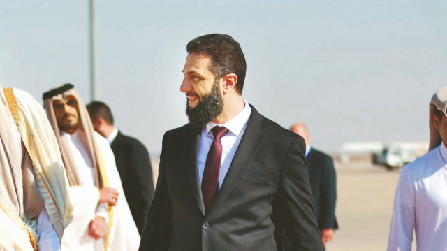 Yoksulluğun İçinde Lüks Sembolü
Ancak bu lüks detaylar, Suriye’nin içinde bulunduğu ağır ekonomik tablo düşünüldüğünde büyük bir tepkiyle karşılandı. Yıllardır süren iç savaş, ağır yaptırımlar ve derinleşen yoksulluk nedeniyle nüfusun büyük bölümü temel ihtiyaçlarını karşılamakta zorlanırken, Şara’nın milyonluk saatle kameralar karşısına çıkması tepki çığ gibi büyüdü.
Son verilere göre ülkede ortalama aylık gelir 40 doların altına düşmüş durumda.
Gıda, yakıt ve ilaç gibi temel ürünlerde kıtlık yaşanıyor.
Nüfusun yaklaşık %90’ı yoksulluk sınırının altında yaşıyor.
S
“Çocuklar açlıktan ölürken bileğinde 55 bin dolarlık bir saat taşıyor.”
“Bu, halkla lider arasındaki kopukluğun en net göstergesi.”
“Halk için zamanı durdu, lider için zaman lüks bir aksesuar.”