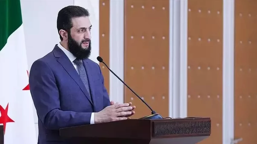 Şara’nın bu görüntüsü, yalnızca halk arasında değil, uluslararası basında da yankı buldu. Bazı yorumculara göre bu saat tercihi, Şara’nın “güç ve statü göstergesi” olarak bilinçli bir mesaj verme çabası. Ancak eleştirmenler, bu tür sembolik hareketlerin rejimin halktan ne kadar uzaklaştığınıveya
Orta Doğu uzmanı Dr. Leila Haddad, konuyu şöyle değerlendirdi:
“Bu yalnızca bir saat değil; siyasi liderlerin halkın acılarını ne kadar görmezden geldiğinin simgesi. Lüks, otoriter liderlikte meşruiyetin yerini alıyor.”