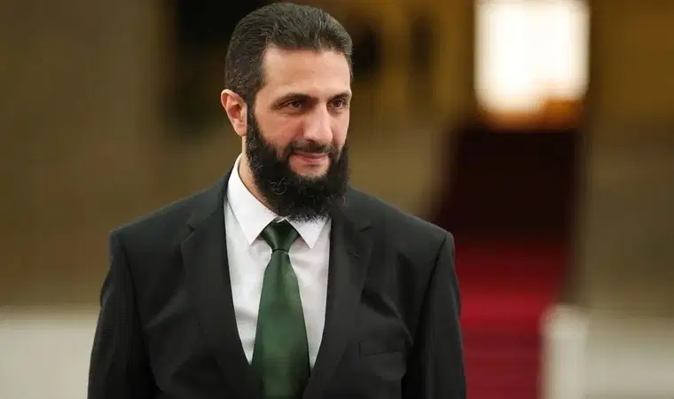 Halkın Sabrı Tükeniyor
Suriye’de yönetim karşıtı sesler giderek yükselirken, bu tür sembolik olaylar toplumsal öfkeyi daha da derinleştiriyor. Ülkedeki ekonomik kriz, siyasi baskılar ve insan hakları ihlalleriyle birleştiğinde, halkın rejime duyduğu güven her geçen gün azalıyor.