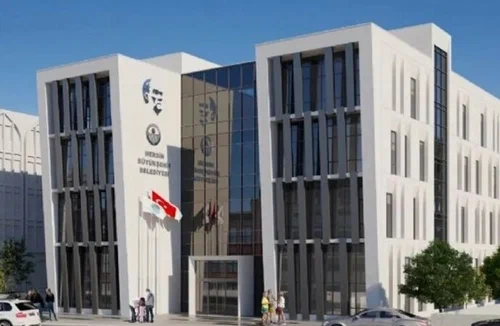 Canlı Yayında Duyurdu TELE1’in sabah programı “Sabah Pusulası”nı sunan gazeteci Gökhan Kayış, operasyonu canlı yayında duyurarak kamuoyuna aktardı. Kayış, sabah erken saatlerde TEM ekiplerinin kanala geldiğini, binada arama işlemlerinin sürdüğünü söyledi. Aynı dakikalarda, kanalın Genel Yayın Yönetmeni Merdan Yanardağ’ın da evinde gözaltına alındığı bilgisi ulaştı.