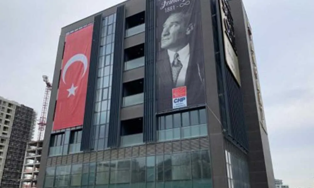 Başsavcılıktan “Casusluk” ve “Kişisel Verileri Sızdırma” İddiası İstanbul Cumhuriyet Başsavcılığı’ndan yapılan açıklamada, soruşturmanın “Ekrem İmamoğlu Çıkar Amaçlı Suç Örgütü” adıyla yürütüldüğü belirtildi. Açıklamada, İBB’ye ait “İstanbul Senin” adlı mobil uygulama üzerinden milyonlarca kullanıcının kişisel verilerinin ve konum bilgilerinin iki farklı yabancı ülkeye sızdırıldığı iddia edildi. Savcılığa göre, 4,7 milyon kullanıcının verilerinin yasa dışı yollarla ele geçirildiği, 3,7 milyon vatandaşın verilerinin ise “dark web” üzerinden satışa çıkarıldığı tespit edildi. Ayrıca uygulamadaki “İBB Hanem” isimli alt bölümde 11 milyon seçmene ait sandık verilerinin sistem dışına aktarıldığı iddiası da yer aldı.
