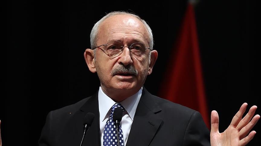 KILIÇDAROĞLU VE KUŞOĞLU’NDAN AÇIKLAMA BEKLENİYOR
Kulislerdeki iddialara göre Kemal Kılıçdaroğlu ve eski genel başkan yardımcısı Bülent Kuşoğlu, yakın zamanda sessizliklerini bozacak.
Burhan, iki ismin “partideki usulsüzlükler” ve “yolsuzluk iddiaları” konusunda kapsamlı açıklamalar yapabileceğini belirtti:
“Kılıçdaroğlu, mahkeme sürecini etkilememek için sessiz kaldı. Ancak bu karar sonrası, partide yaşananlara dair çok net mesajlar verecek.”
SİYASETTE YENİ BİR DÖNEM Mİ BAŞLIYOR?
Ankara kulislerinde konuşulanlara göre, olası bir “Kılıçdaroğlu hareketi” yalnızca CHP tabanını değil, genel olarak merkez sol siyaseti de şekillendirebilir.
Bir kısım yorumcu, “CHP’den kopacak bir grup yeni bir sosyal demokrat merkez yaratabilir” derken, diğerleri bunun “bölünmeyi derinleştireceği” görüşünde.
Siyasi gözlemciler, önümüzdeki haftalarda yapılacak açıklamaların Türk siyasetinde yeni bir dönemin kapısını aralayabileceğini vurguluyor.