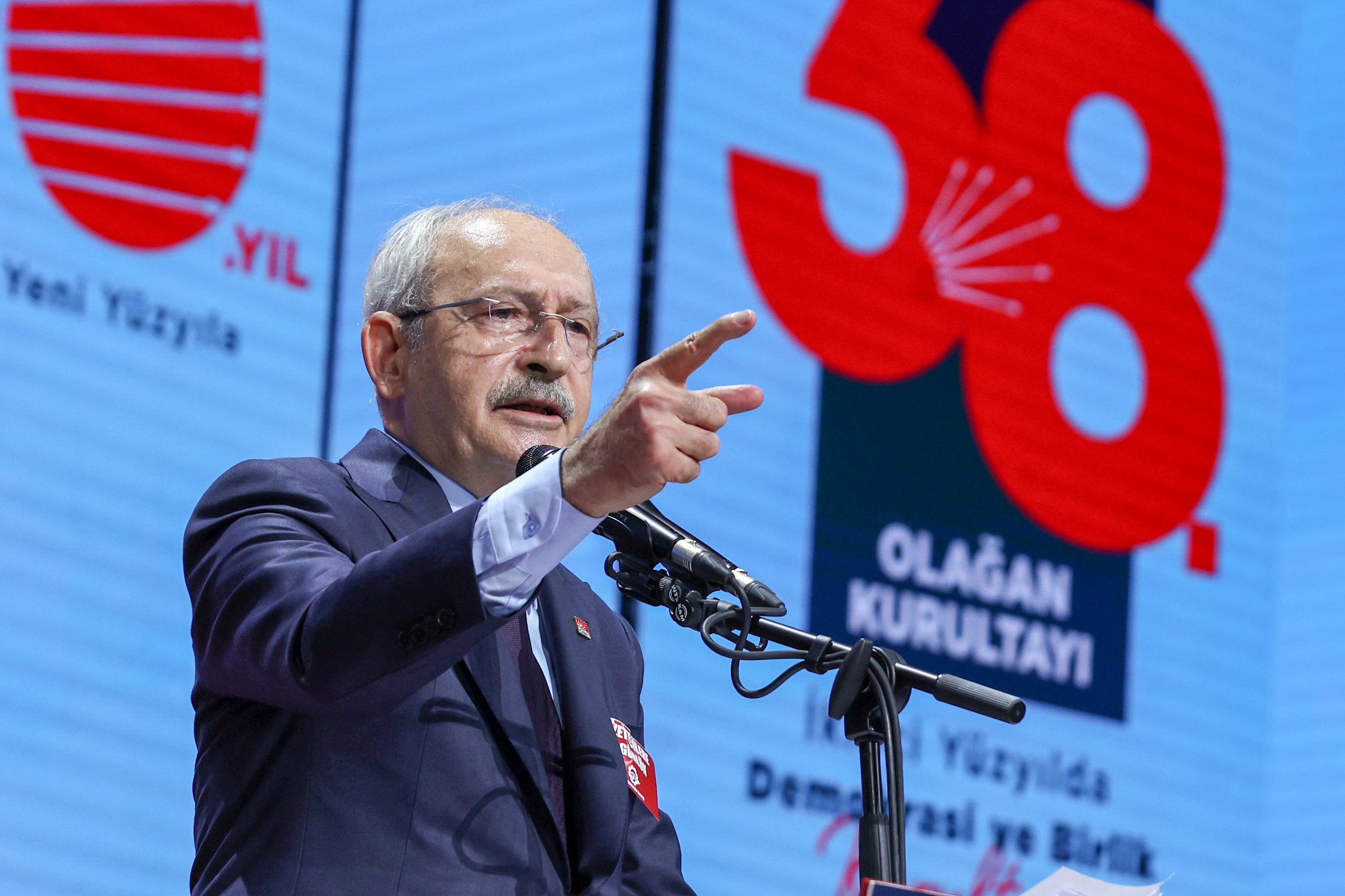 YENİ PARTİ İHTİMALİ KONUŞULUYOR
Burhan, parti içindeki bazı isimlerin Kılıçdaroğlu’na “yeni parti kurma” fikrini sunduğunu iddia etti:
“Bazı isimler, ‘CHP artık eski ruhunu kaybetti. Yeni bir sosyal demokrat hareket kurmalıyız’ diyerek Kılıçdaroğlu’nun kapısını çalabilir. Bu fikir uzun zamandır konuşuluyordu ama mahkeme kararından sonra ciddi bir zemine oturdu.”
Kulislerde, partinin eski MYK üyeleriyle birlikte bazı belediye başkanlarının da bu ihtimale sıcak baktığı konuşuluyor. Özellikle kurultay sürecinde dışlanan isimlerin “siyasi rövanş” arayışında oldukları belirtiliyor