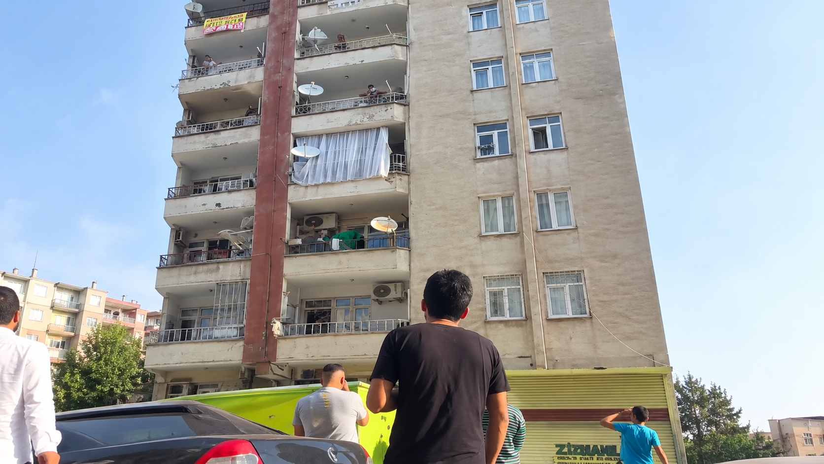 Diyarbakır’da korku dolu anlar: İki çocuğunu balkondan atmaya kalkıştı