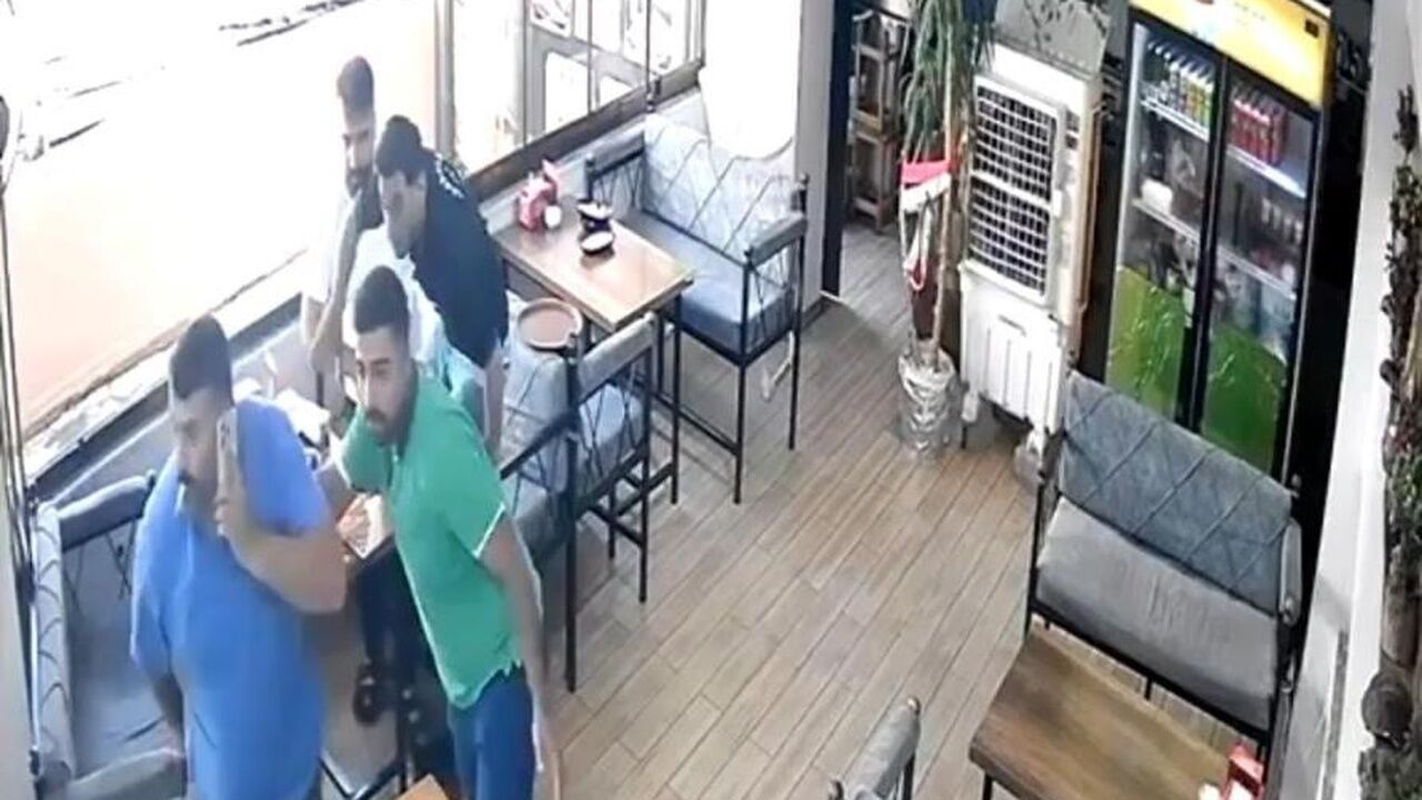 Deprem anında terliklerini bile unuttu! Çorapla dışarı kaçtı