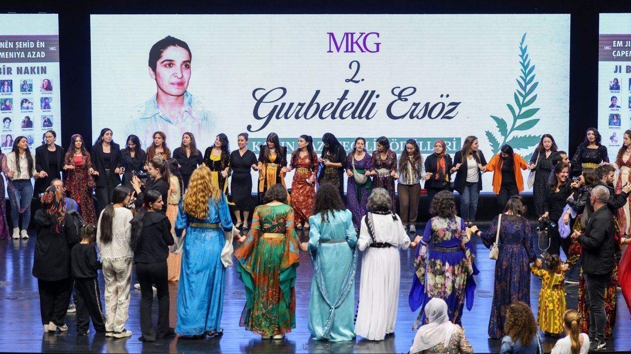 Diyarbakır’da kadın gazetecilerin emeği ödülle taçlandı