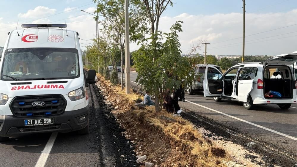 Diyarbakır’da iki araç çarpıştı: Yaralılar var