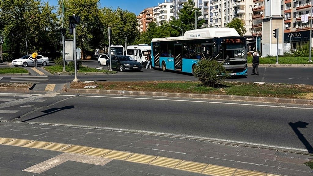 Diyarbakır’da korkutan kaza: Belediye otobüsüne arkadan çarptı