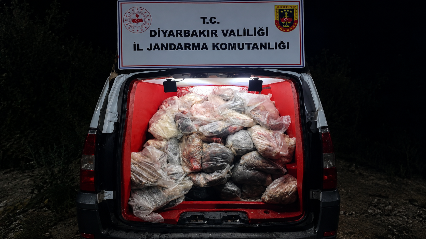 Diyarbakır’da araçtan 820 kilo sağlıksız hayvansal ürün çıktı