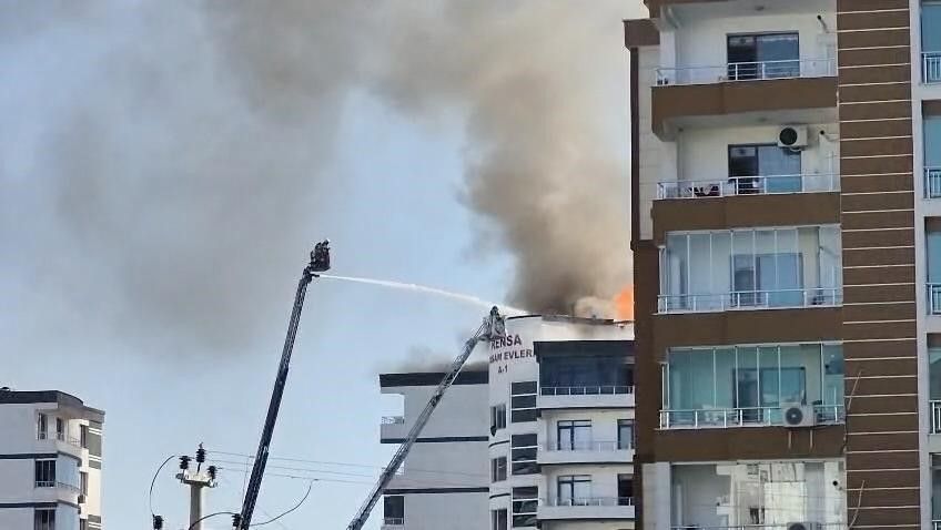 Diyarbakır’da site çatısında yangın paniği: Apartman boşaltıldı