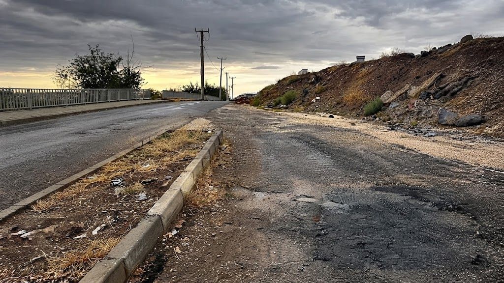 Diyarbakır’da aynı sokakta üç sorun: Asfalt, kaldırım ve toprak yığını
